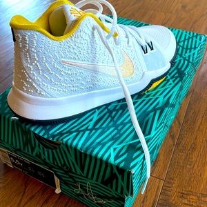 Kyrie 3N7 white and Gold